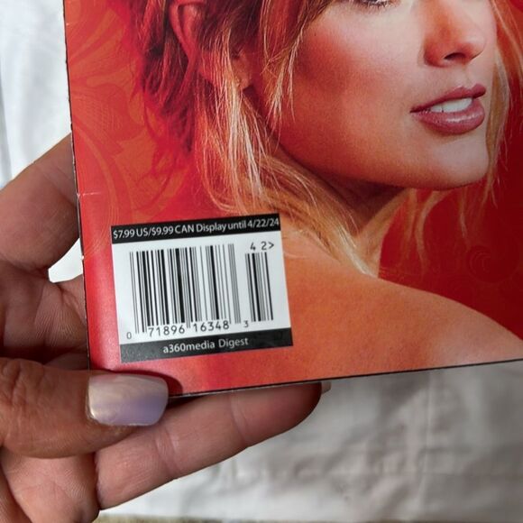 Taylor Swift Mini Magazine Set. - Picture 6 of 7